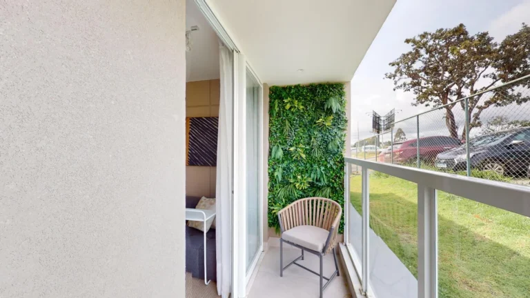 Varanda com jardim vertical do apartamento 3 quartos do Alto da Alvorada