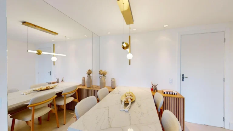 Sala de jantar com espelho e iluminação decorativa, apartamento 2 quartos do Alto da Aurora