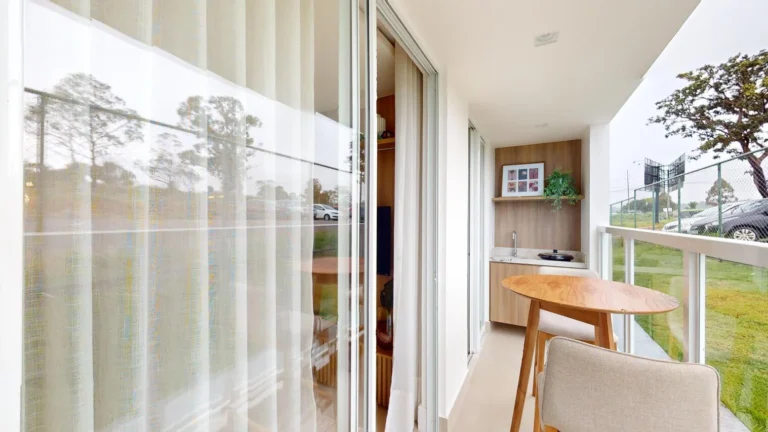 Varanda em vidro com vista para a área de lazer, apartamento 2 quartos do Alto da Aurora